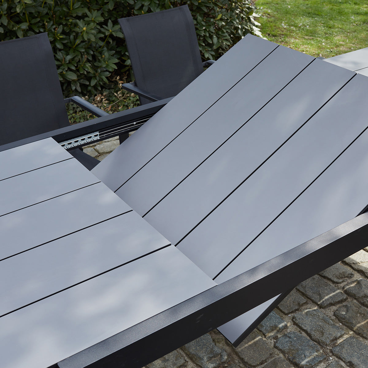 5020A-salon_de_jardin_aluminium_noir_et_textilene_gris_6_10_pers-04.jpg