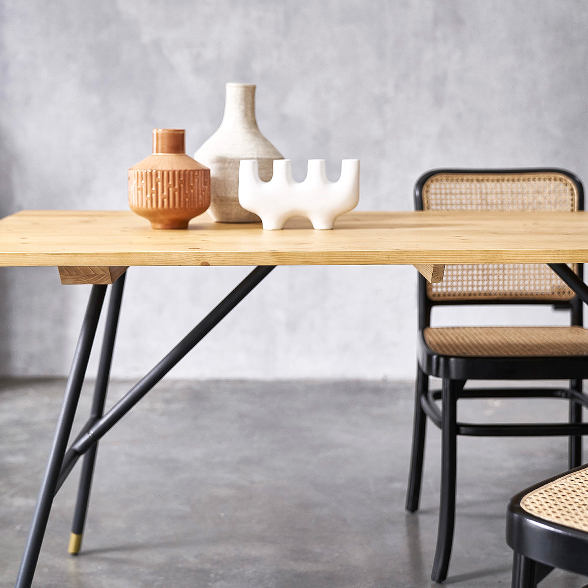 713-table_en_pin_massif_et_metal_6_pers-04.jpg
