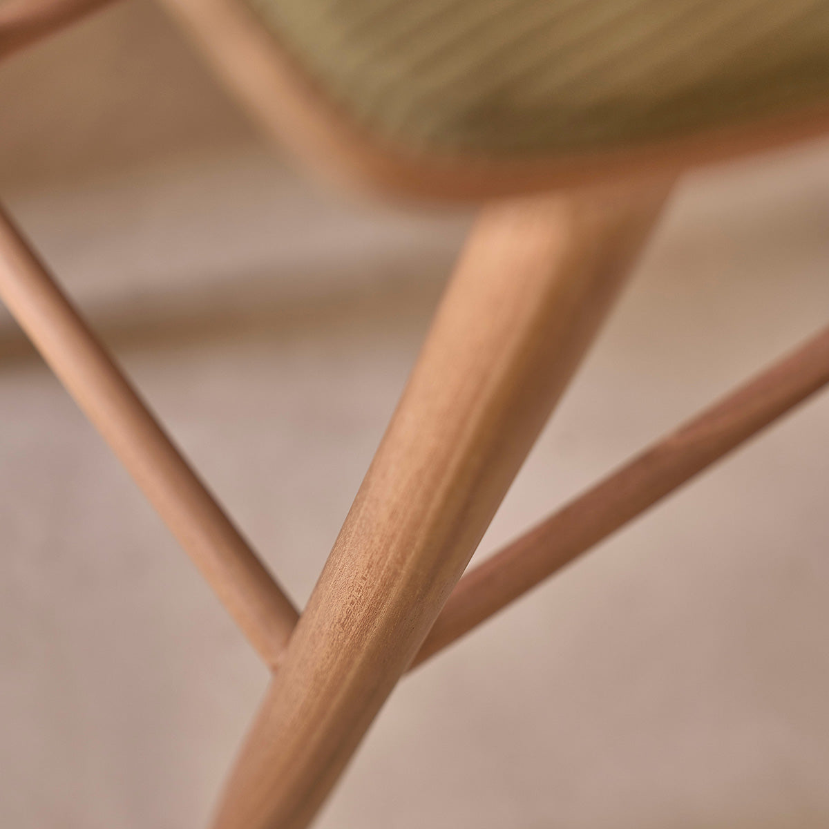 TCB0008-lot_de_2_tabourets_de_bar_en_teck_massif_assise_velours_cotele_75_cm-06.jpg