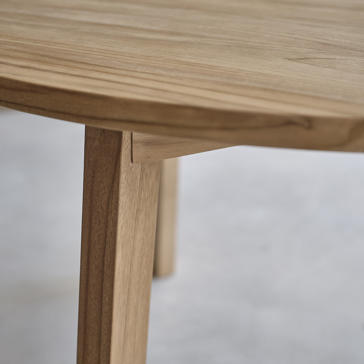 502-table_en_teck_massif_ronde_4_pers-05.jpg