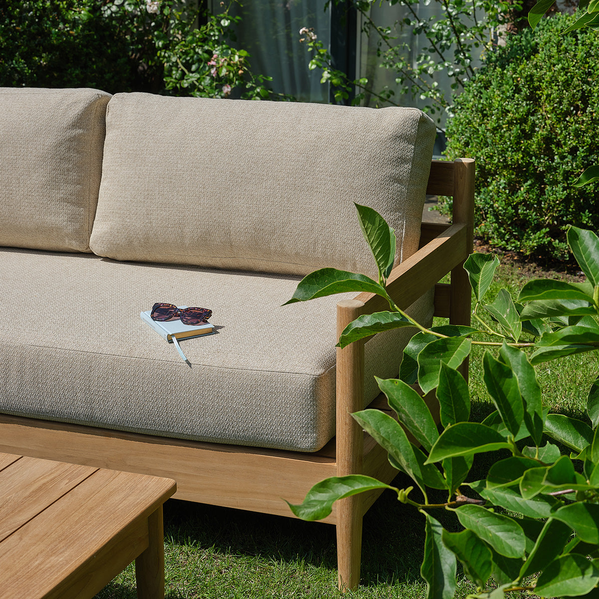 CALVI - Canapé de jardin bas en teck massif avec coussins beige chiné 4 pers.