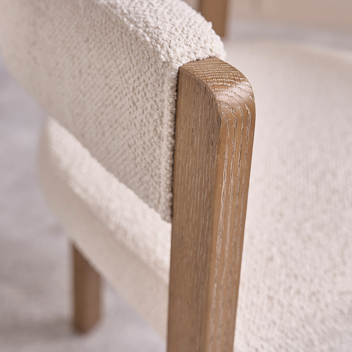 CLÉA - Chaise en chêne et tissu bouclette écrue
