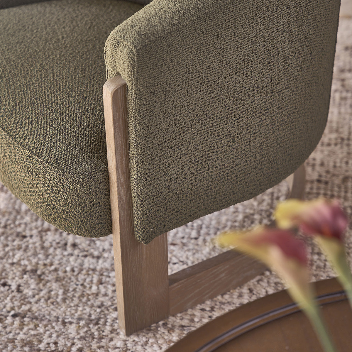 FAU0005-fauteuil_en_chene_massif_et_tissu_bouclette_kaki-06.jpg