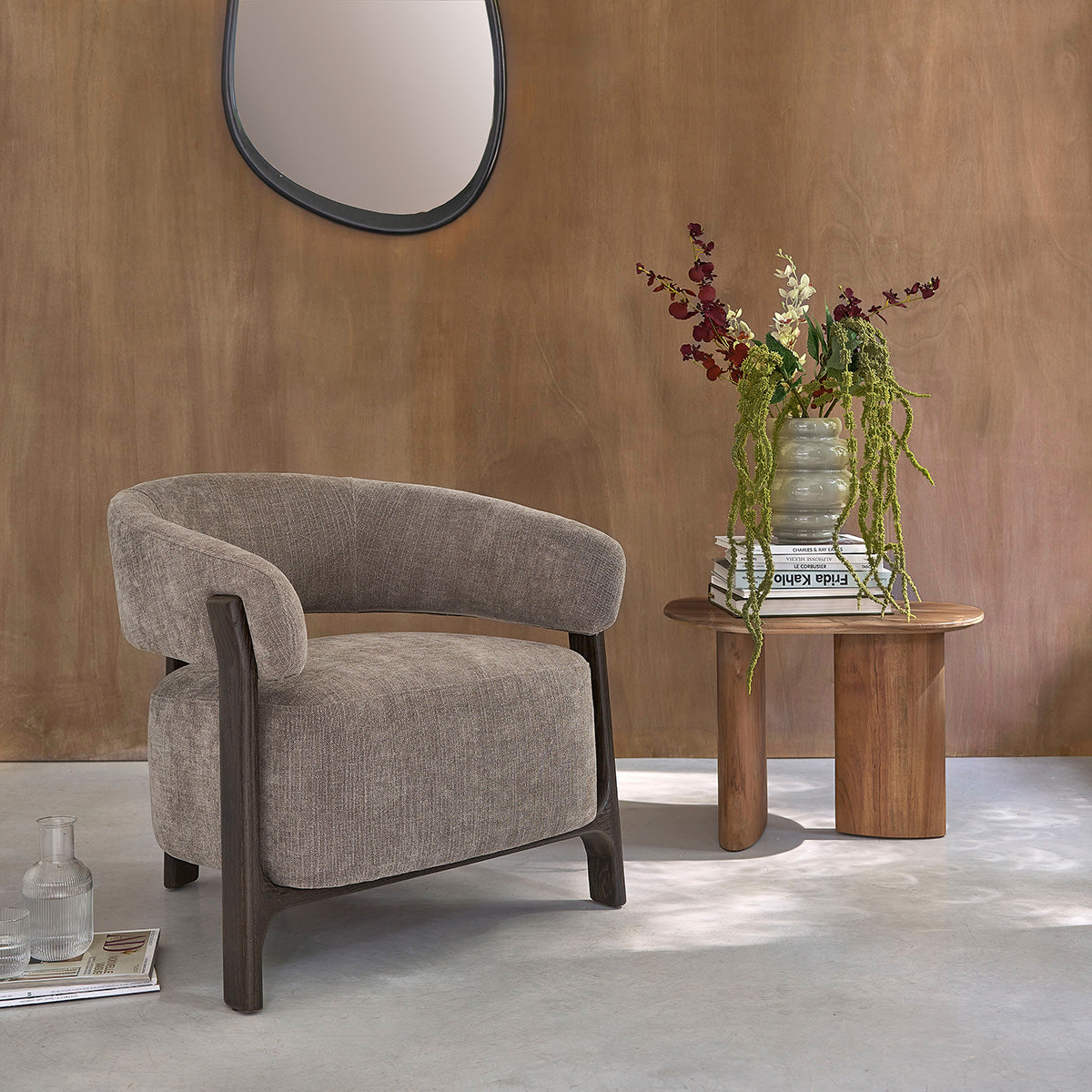 HENRI - Fauteuil en chêne massif finition noyer et tissu chenille taupe