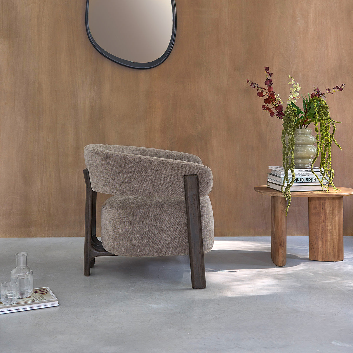 HENRI - Fauteuil en chêne massif finition noyer et tissu chenille taupe