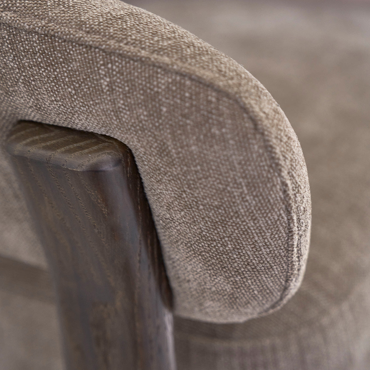 FAU0011-fauteuil_en_chene_massif_finition_noyer_et_tissu_chenille_taupe-06.jpg