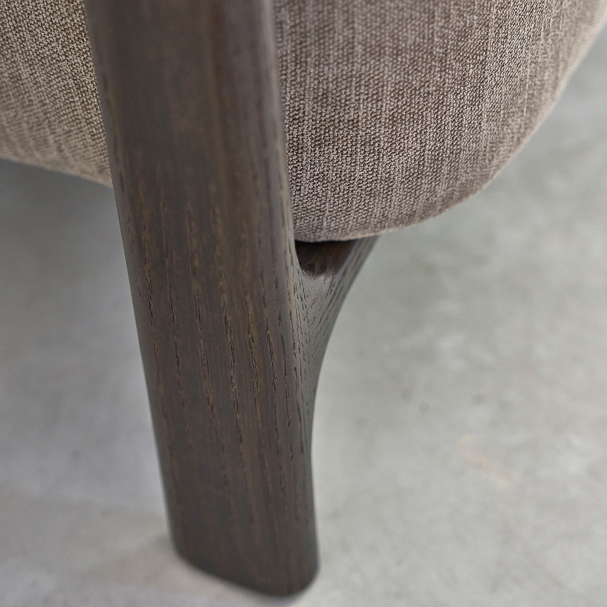 HENRI - Fauteuil en chêne massif finition noyer et tissu chenille taupe