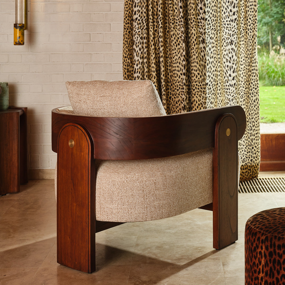 ARCHIBALD - Fauteuil en mindi massif et tissu texturé beige chiné