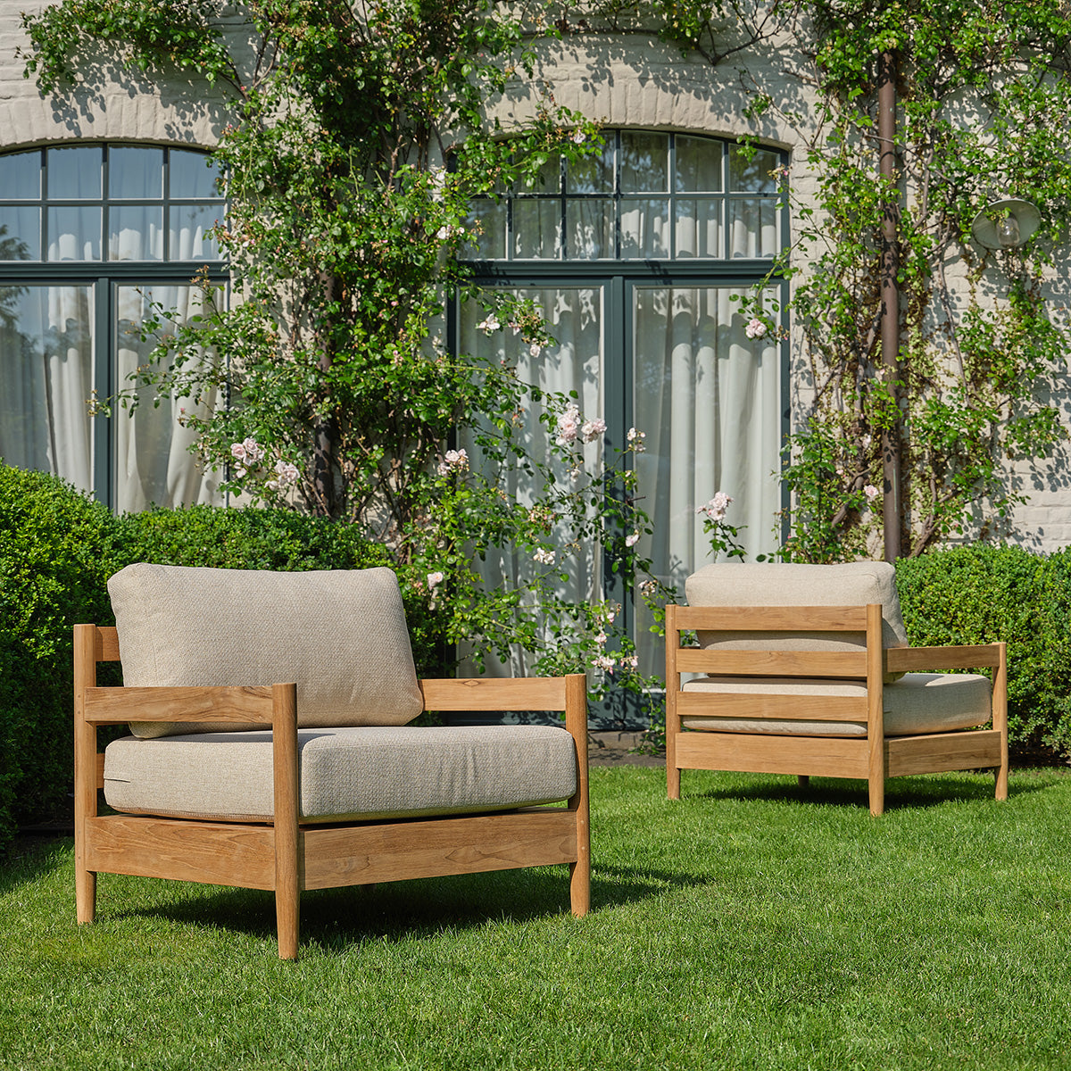 CALVI - Fauteuil de jardin bas en teck massif avec coussins beige chiné