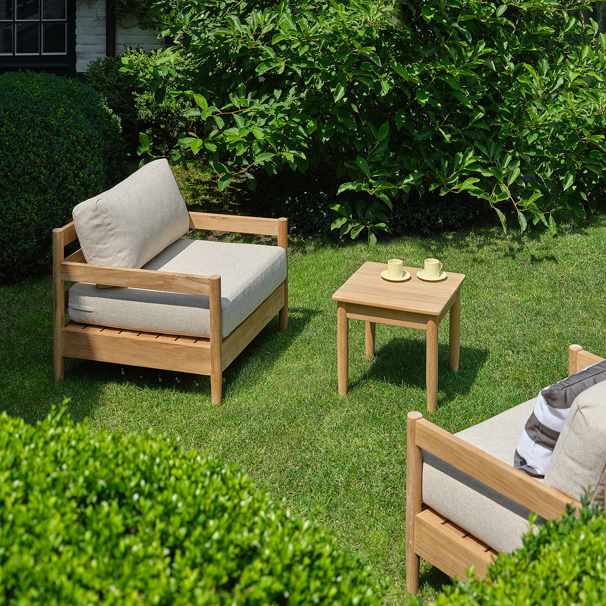 CALVI - Fauteuil de jardin bas en teck massif avec coussins beige chiné