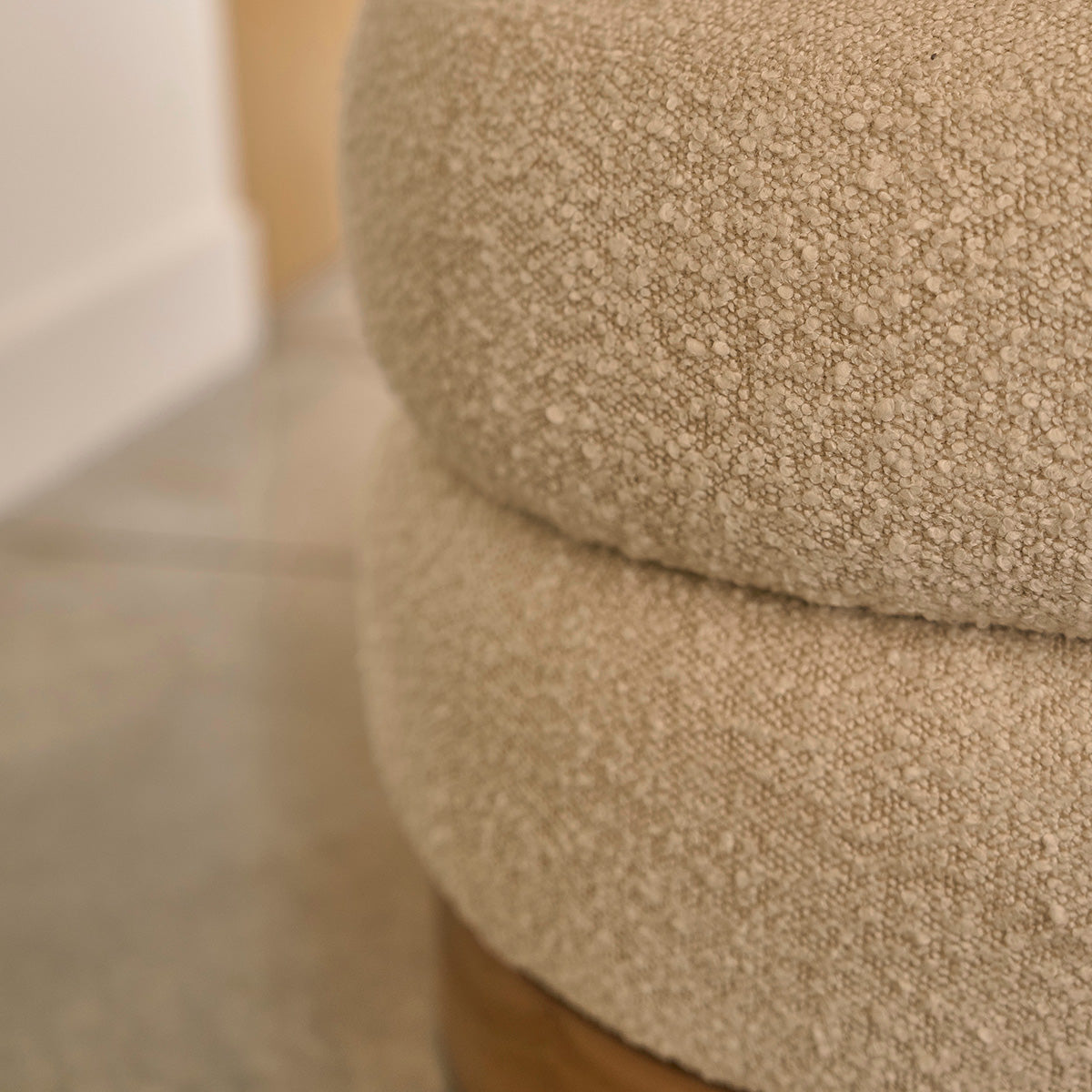 SERENE - Pouf en teck massif et tissu bouclette blanc Ø55 cm