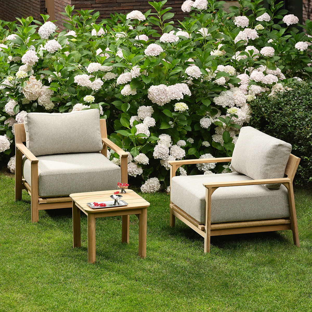 PIANA - Salon de jardin bas en teck massif avec coussins gris chiné 2 pers.