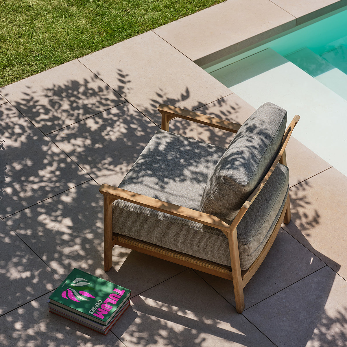 PIANA - Salon de jardin bas en teck massif avec coussins gris chiné 2 pers.
