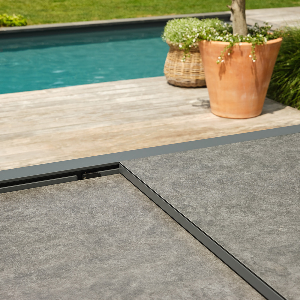 LAGON - Salon de jardin en aluminium, verre et textilène gris 6/10 pers.