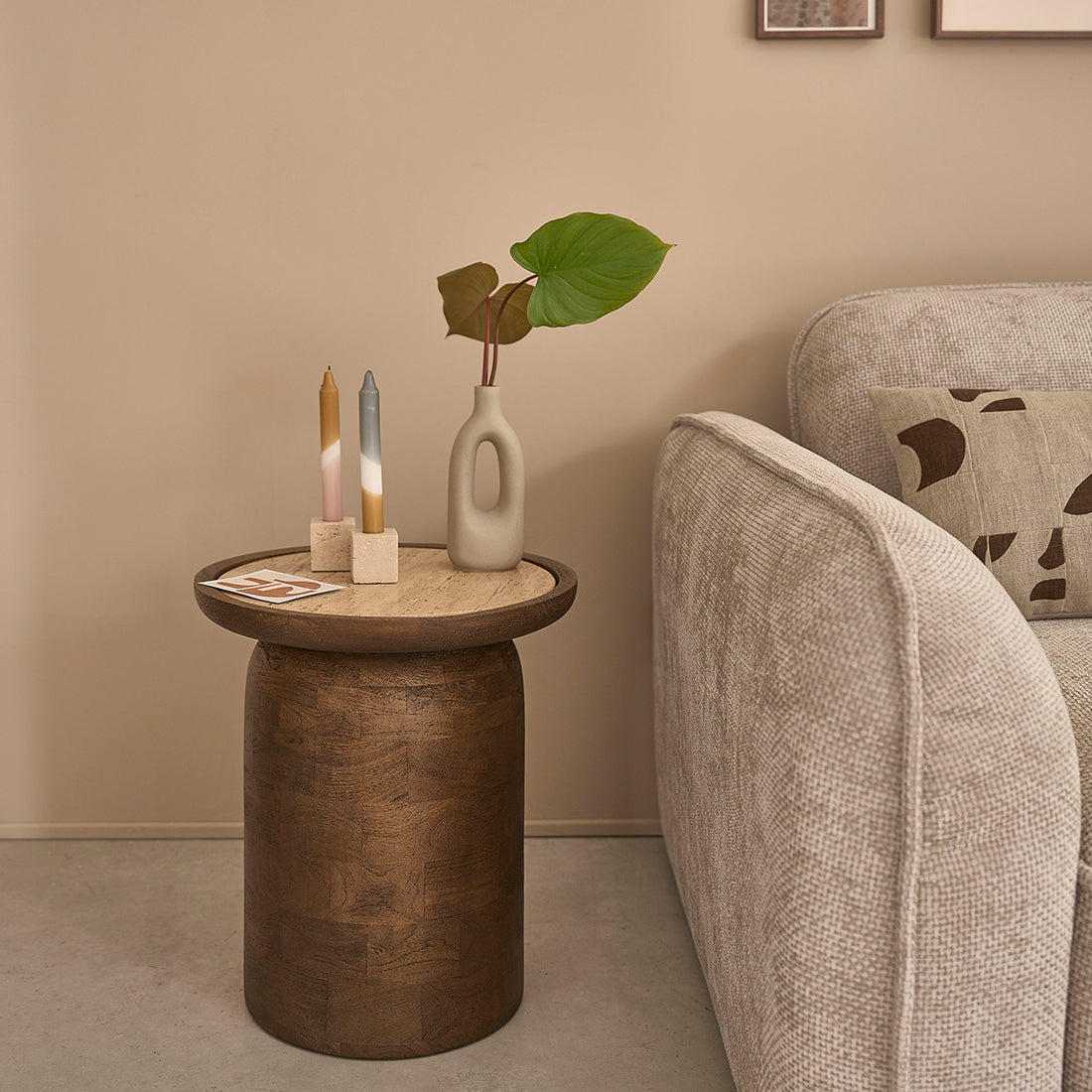 ELENA - Table d'appoint en bois de manguier et travertin ronde