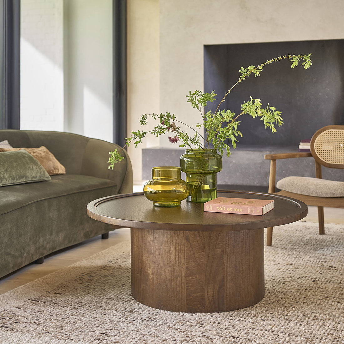 SOLÈNE - Table basse ronde en mindi massif finition noyer Ø 100 cm