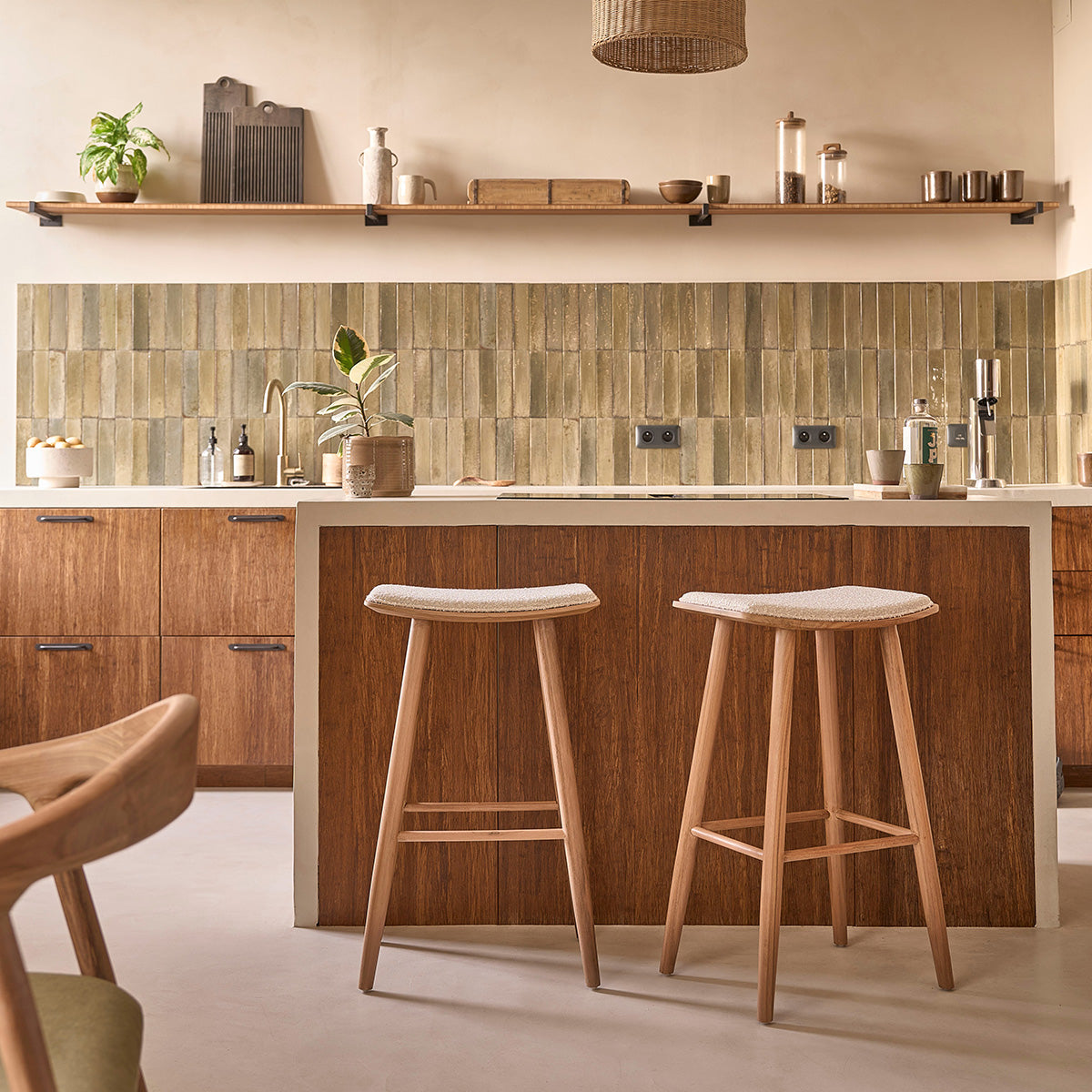 TCB0004-lot_de_2_tabourets_de_bar_en_teck_massif_assise_bouclette_75_cm-01.jpg