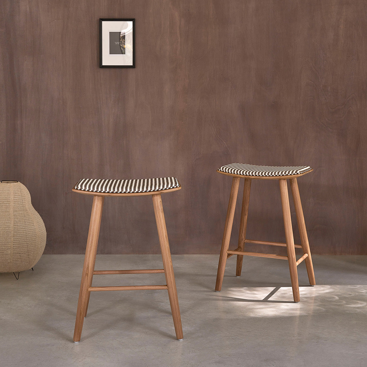 AMBRE - Lot de 2 tabourets de bar en teck massif et assise à rayures 65 cm