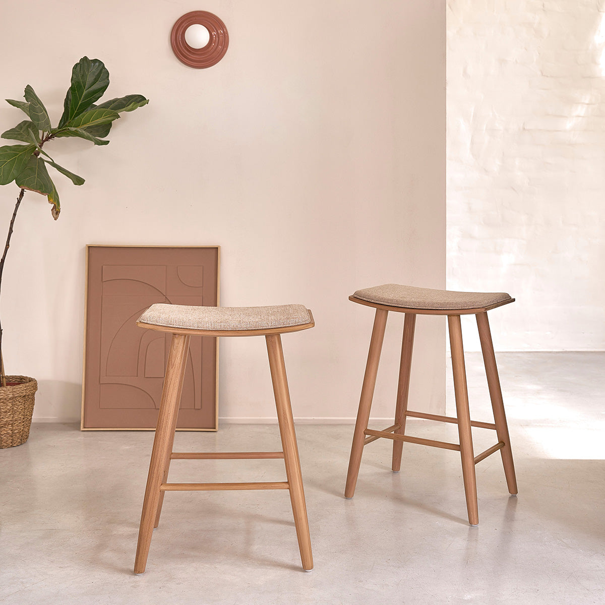 AMBRE - Lot de 2 tabourets de bar en teck massif et velours grège 65 cm